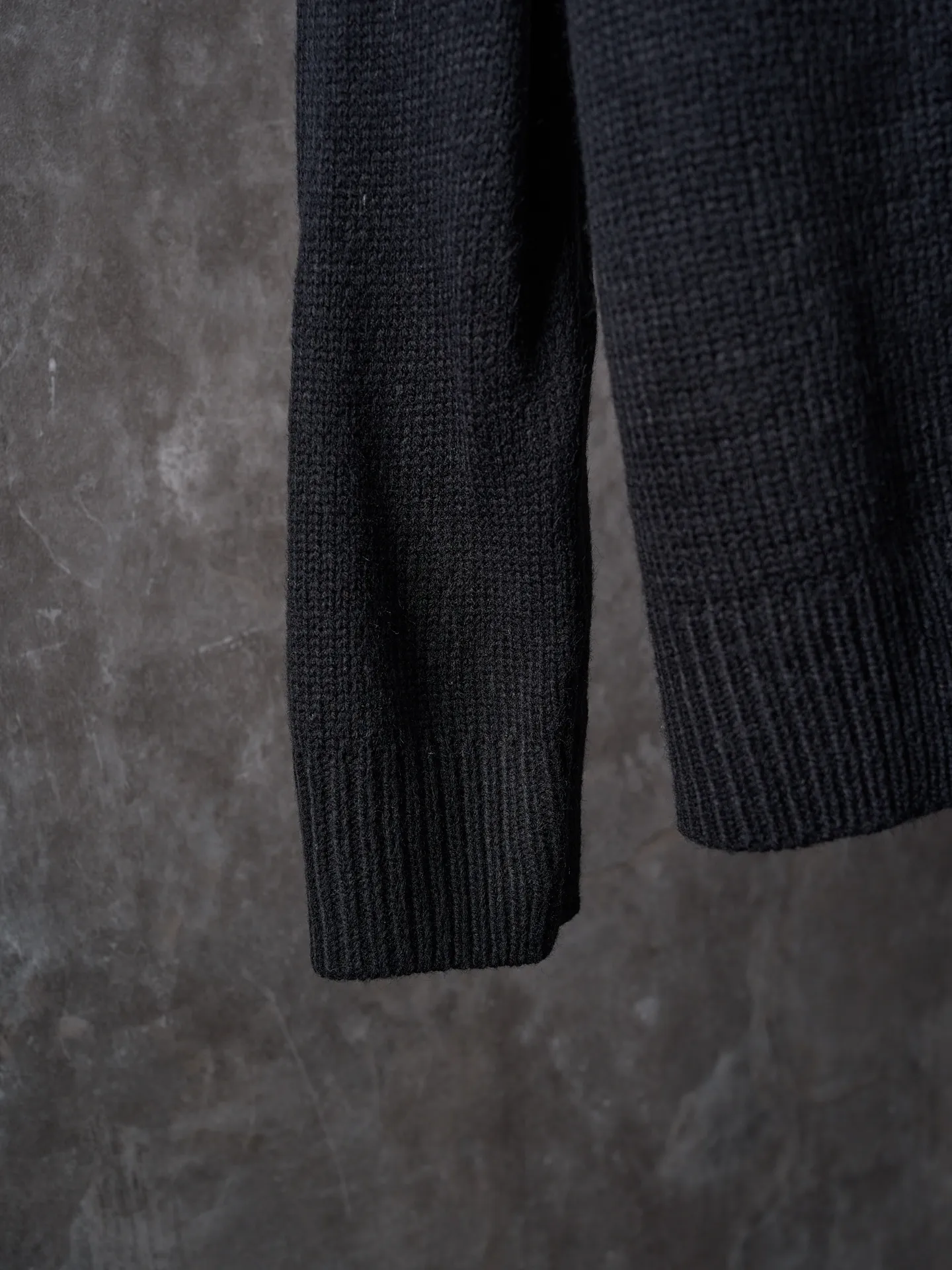 P410 Actual auction】Stonesland/Stone Island knitted round neck long-sleeved sweater with embroidered arm logo [Color] Black Gray Apricot [Ready Stock] S M L XL Made of 30% wool, 50% cotton, 20% spandex. The arm embroidery logo is made of double-layer soft leather, with embroidery logo technology on the surface and embellishment with the brand logo. Comes with laser engraved metal buttons. Garment washing-fixing color-fixing pattern-removing wool impurities.  This style is woven with a 7-needle imported machine, with knitted threads on the neck and hem, and embroidered logos on the arms to present the brand vision.